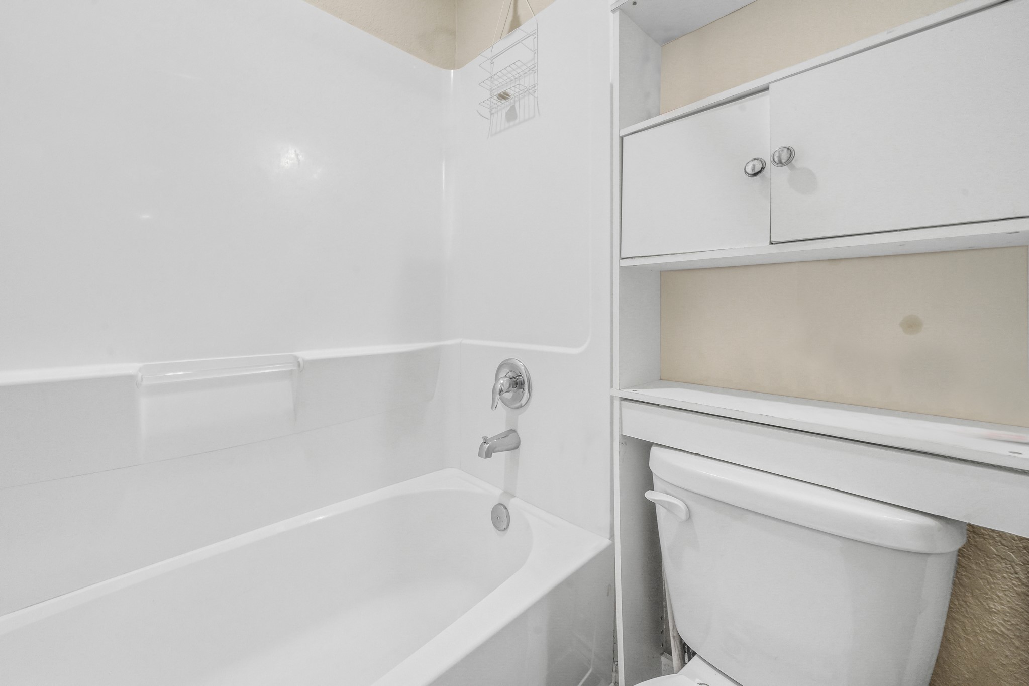 1345 Lariat Rdg Trail Houston, TX 77049 - Photo 25 of 25 a bathroom with a bathtub and a toilet