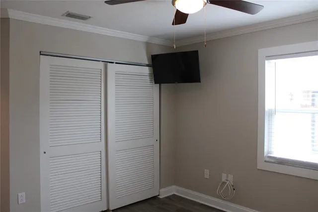 a view of entryway with window