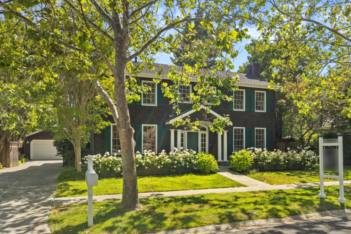 120 Gloria Circle Menlo Park, CA 94025 - Photo 4 of 83 a front view of a house with garden