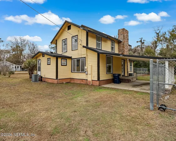 a view of a house with a backyard