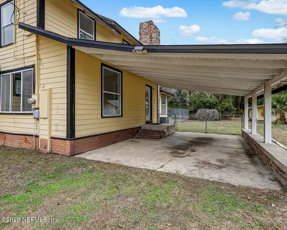 a view of a house with backyard and porch