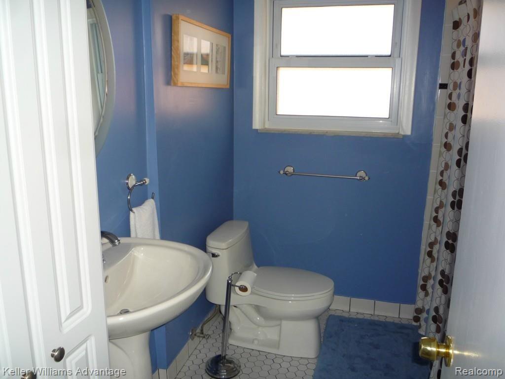19482 Rensellor Street Livonia, MI 48152 - Photo 5 of 20 P1040191.jpg