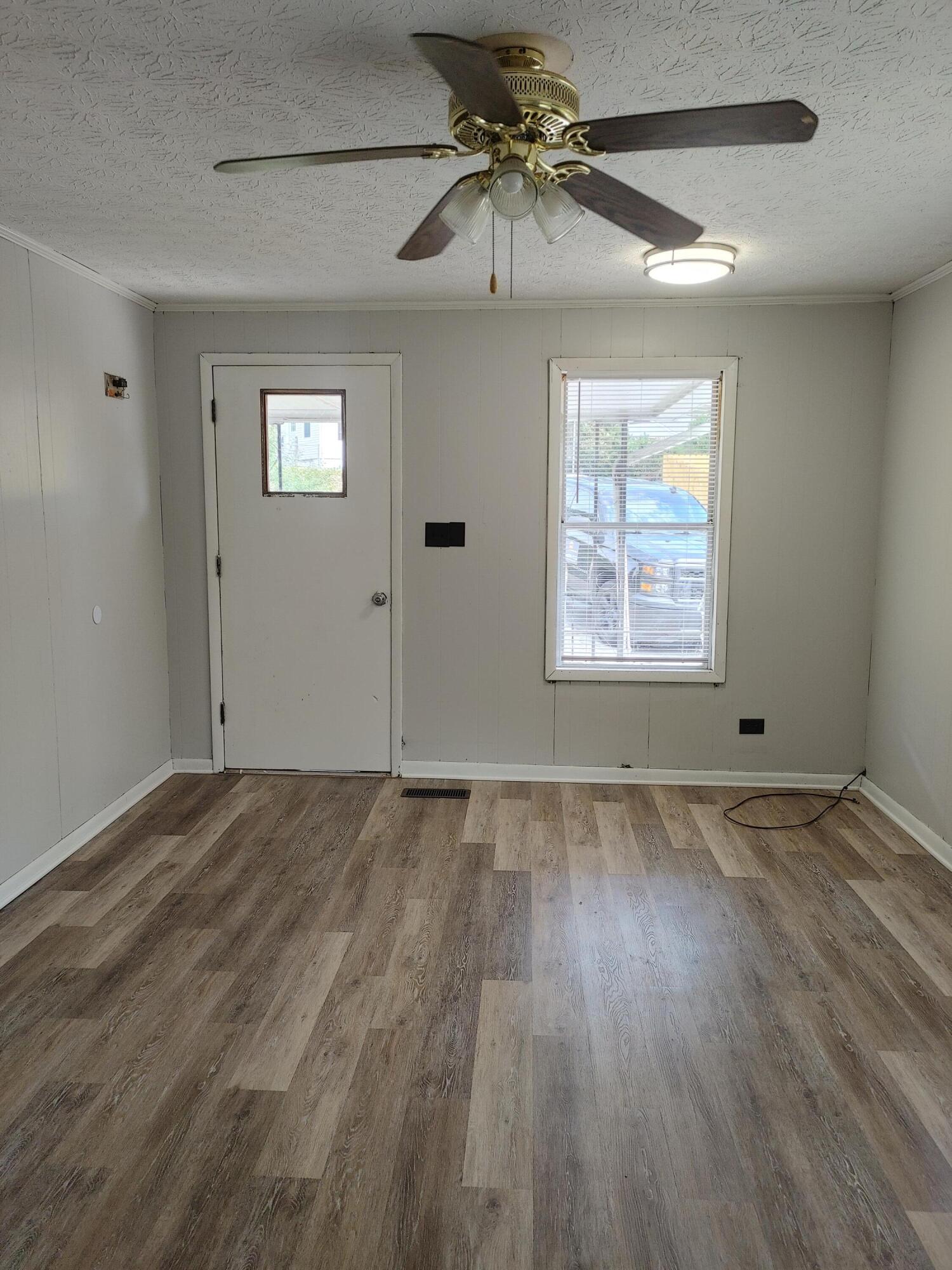 122 Pembroke Road Oak Ridge, TN 37830 - Photo 4 of 15 0816211119a_HDR (1)