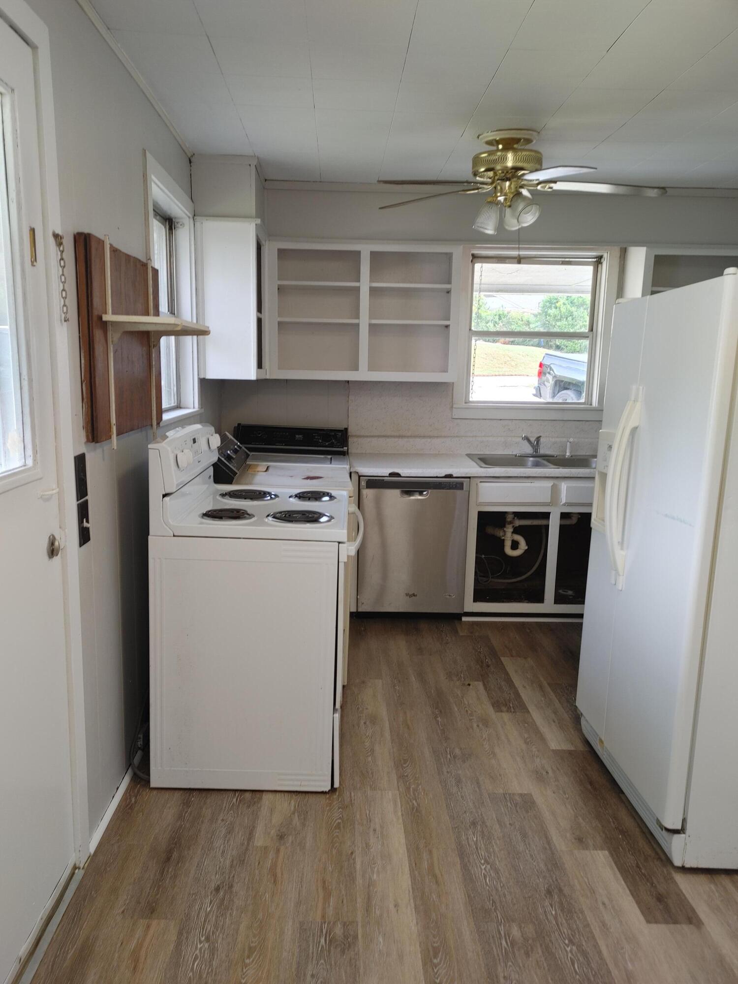 122 Pembroke Road Oak Ridge, TN 37830 - Photo 5 of 15 0816211120_HDR (1)