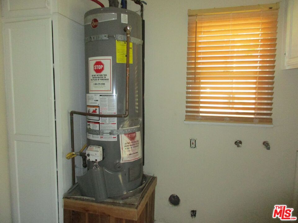 5108 Valley Ridge Avenue View Park, CA 90043 - Photo 18 of 33 a bathroom with a bathtub and shower