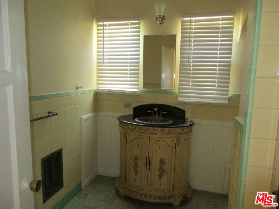 5108 Valley Ridge Avenue View Park, CA 90043 - Photo 21 of 33 a view of washer and dryer