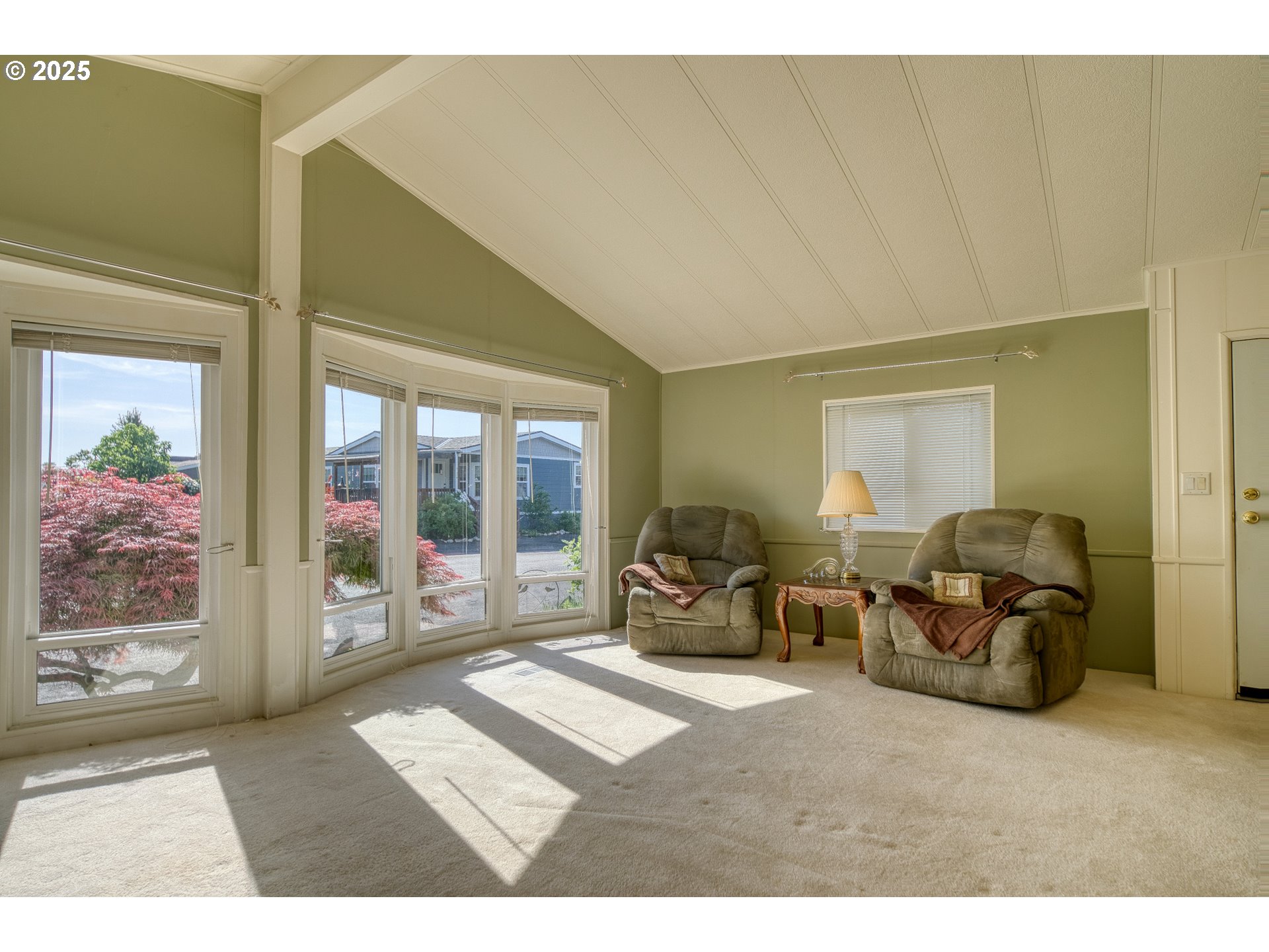 51587 Oak Grove Drive Scappoose, OR 97056 - Photo 4 of 28 Living Room