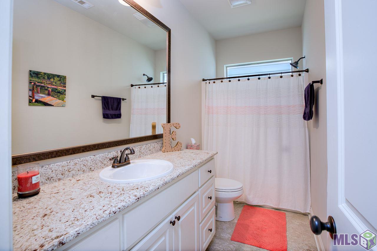 8231 Valencia Court Baton Rouge, LA 70820 - Photo 15 of 18 Hall Bath!