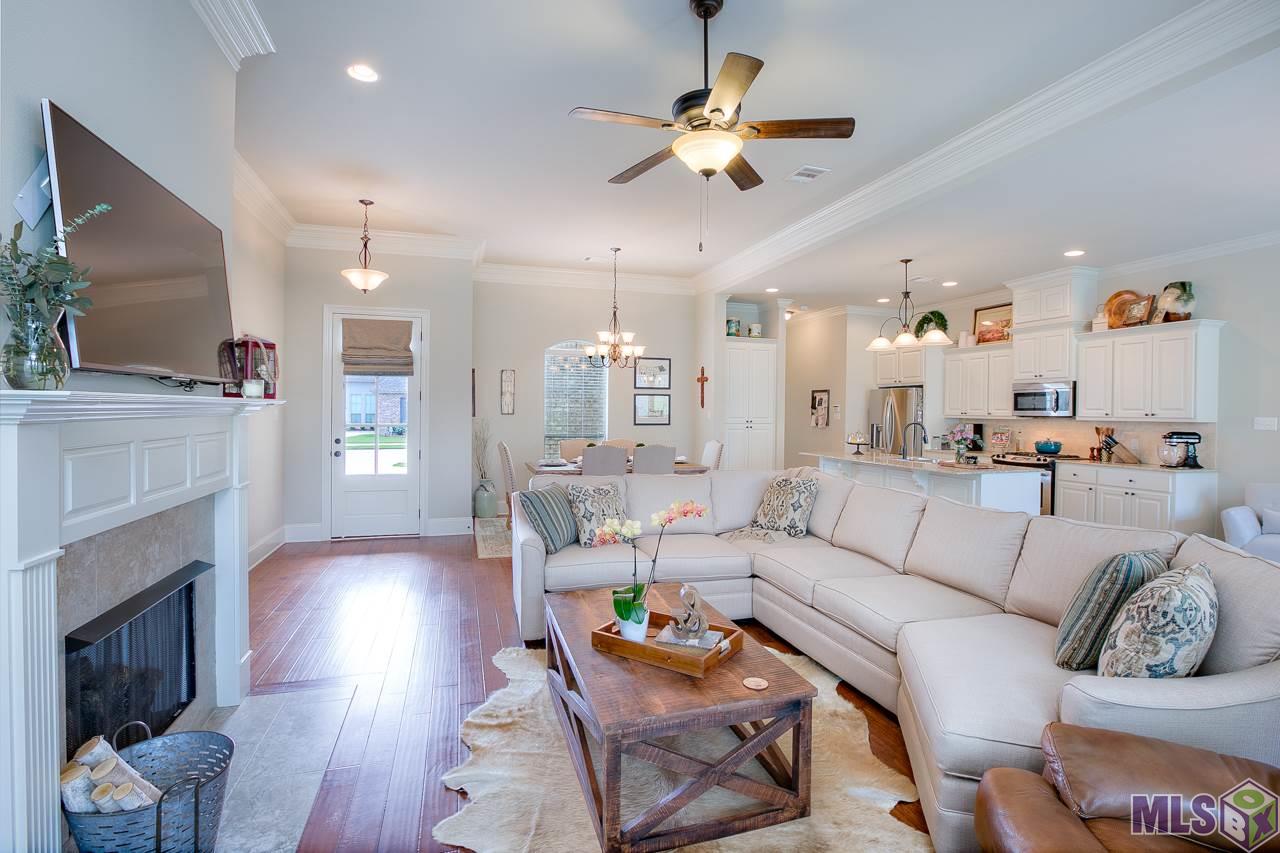 8231 Valencia Court Baton Rouge, LA 70820 - Photo 2 of 18 Living Room!