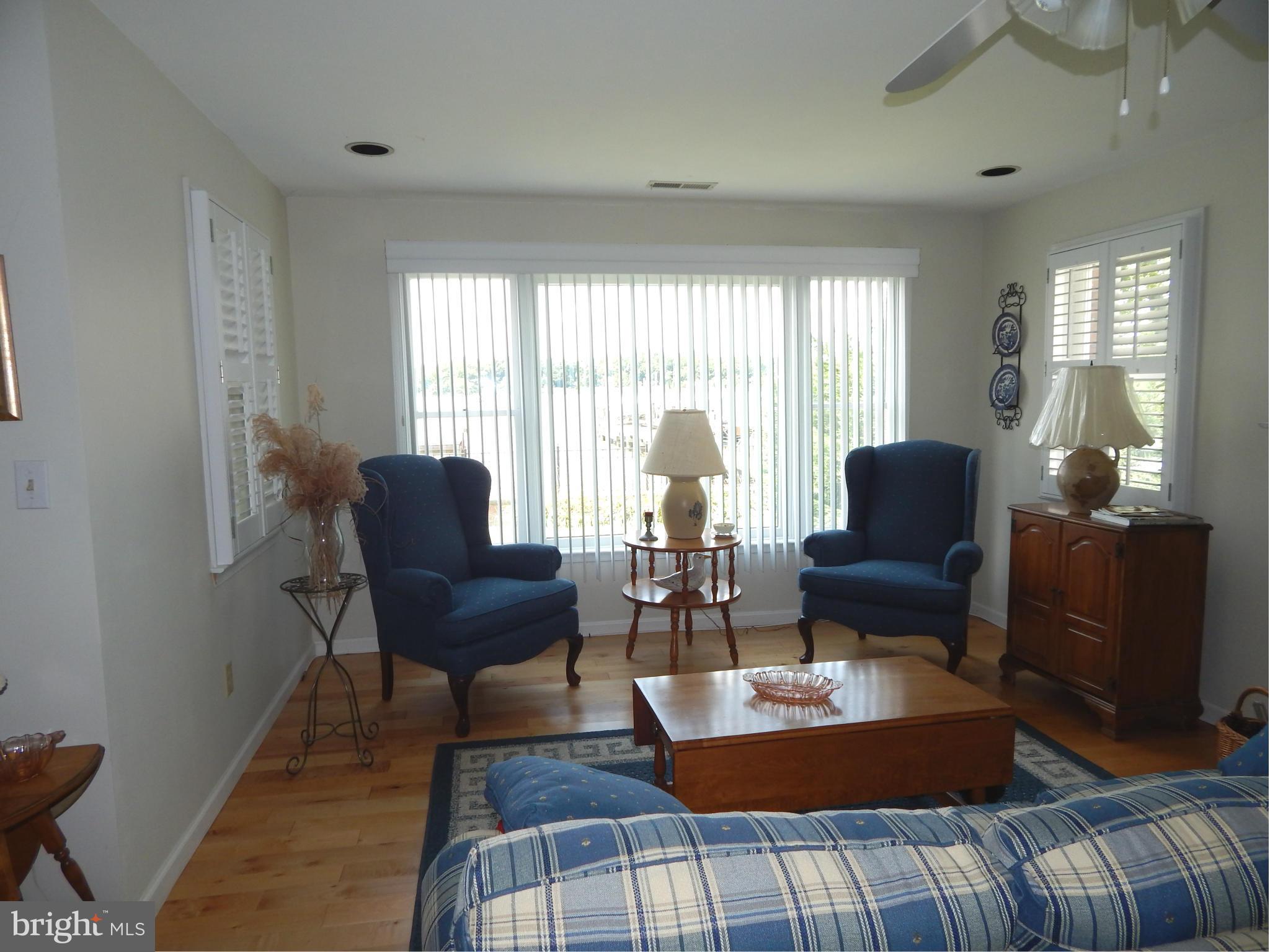 12936 Community Road Baltimore, MD 21220 - Photo 8 of 29 Living Room