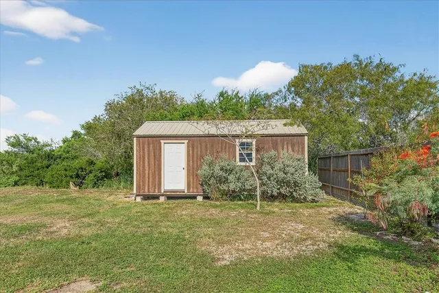 a view of a house with yard and tree s