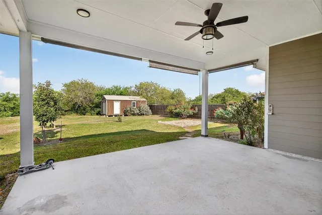 a view of a house with porch and a yard