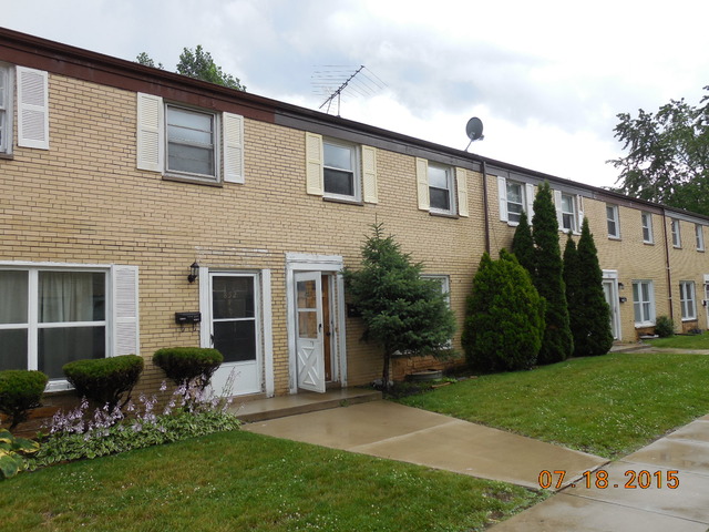 852 Colonial Drive, Unit E Wheeling, IL 60090 - Photo 1 of 1 a view of a house with a garden