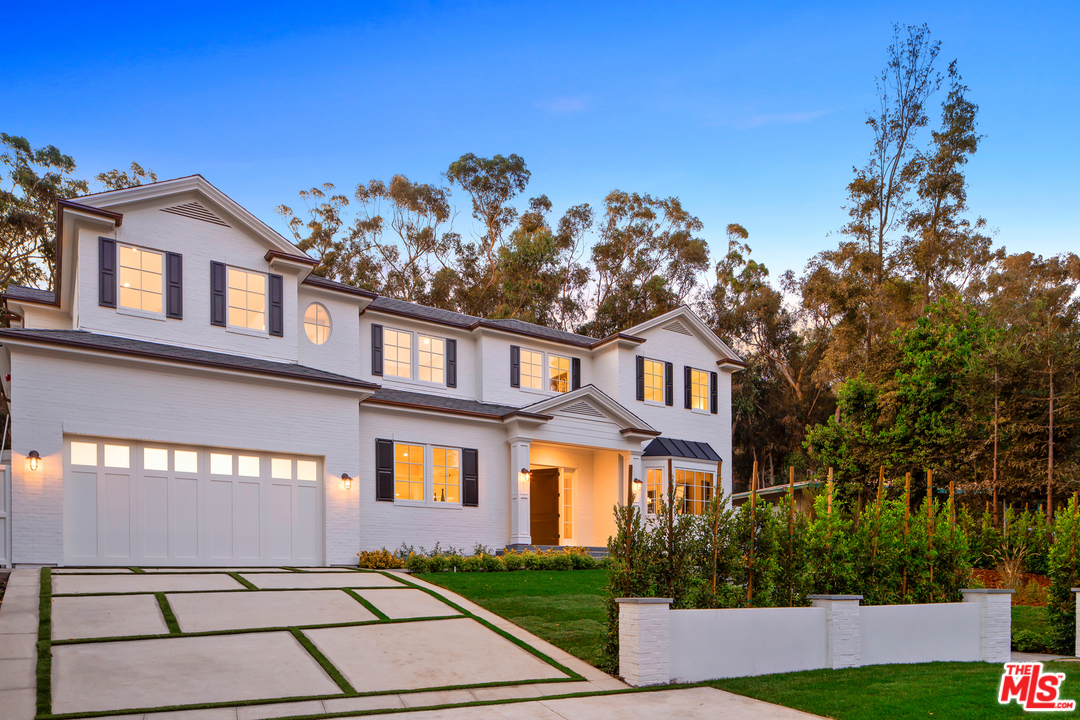 829 Greentree Road Pacific Palisades, CA 90402 - Photo 2 of 50 a front view of a building