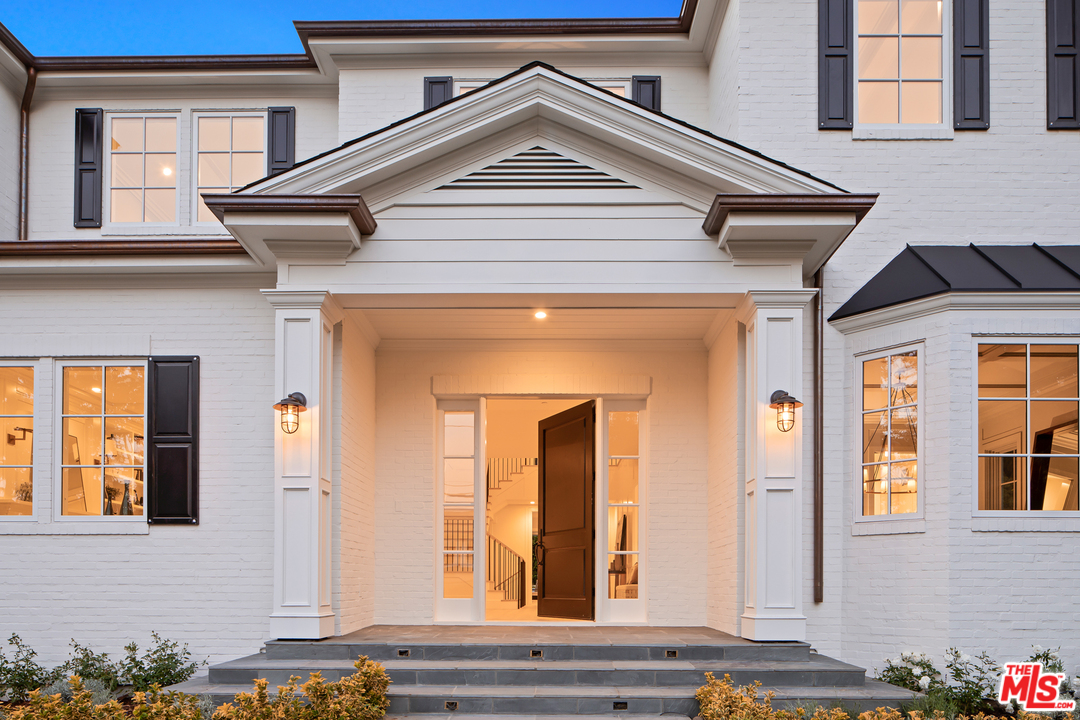 829 Greentree Road Pacific Palisades, CA 90402 - Photo 3 of 50 a view of a building entrance