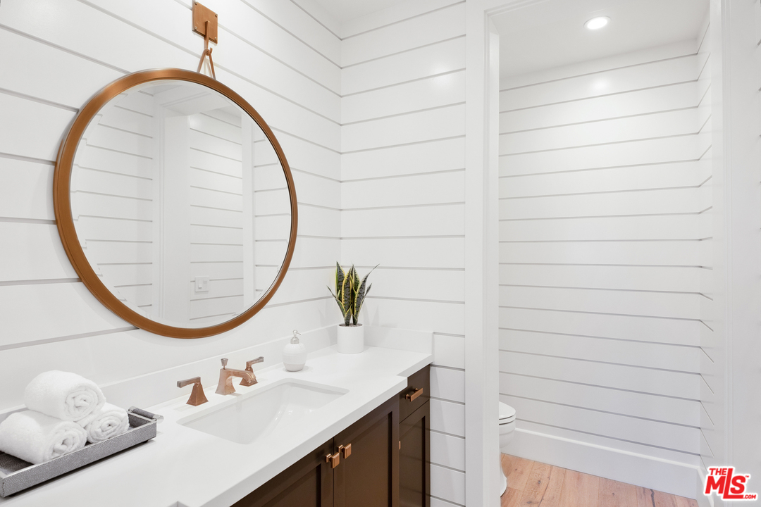 829 Greentree Road Pacific Palisades, CA 90402 - Photo 23 of 50 a bathroom with a sink and a mirror
