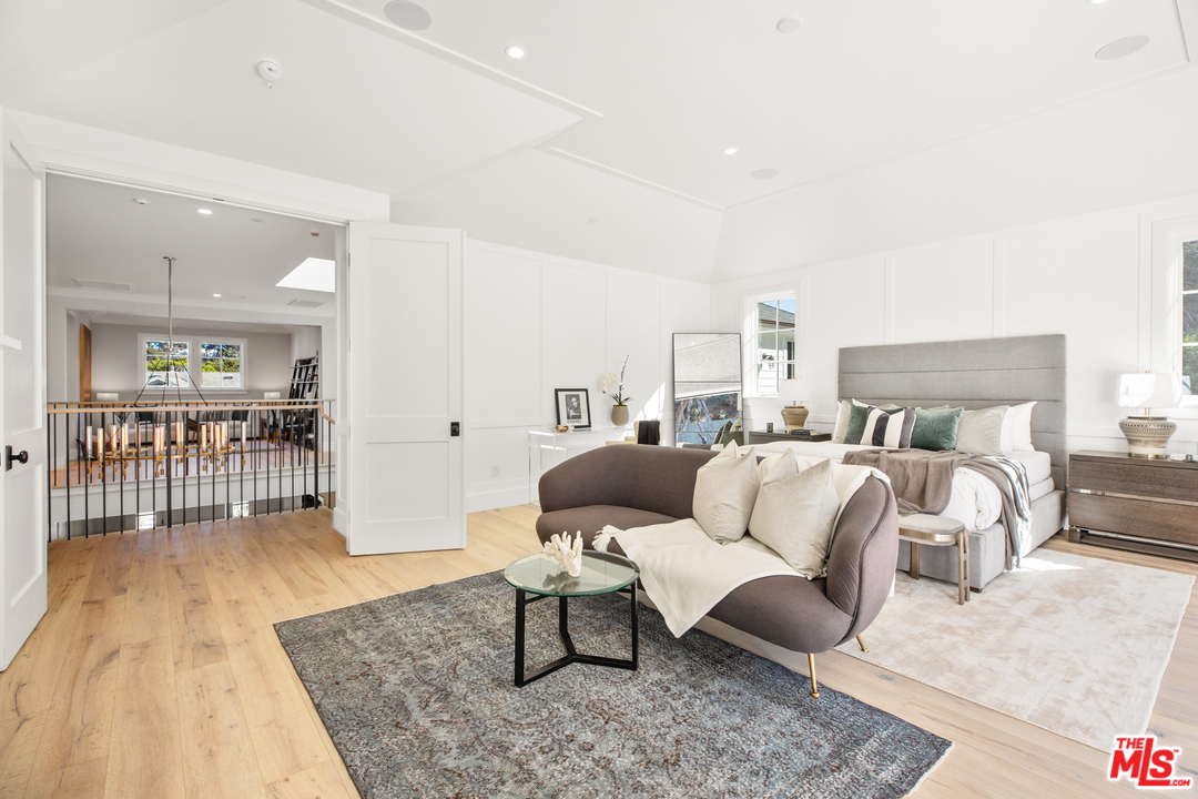829 Greentree Road Pacific Palisades, CA 90402 - Photo 24 of 50 a bedroom with a bed and a couch