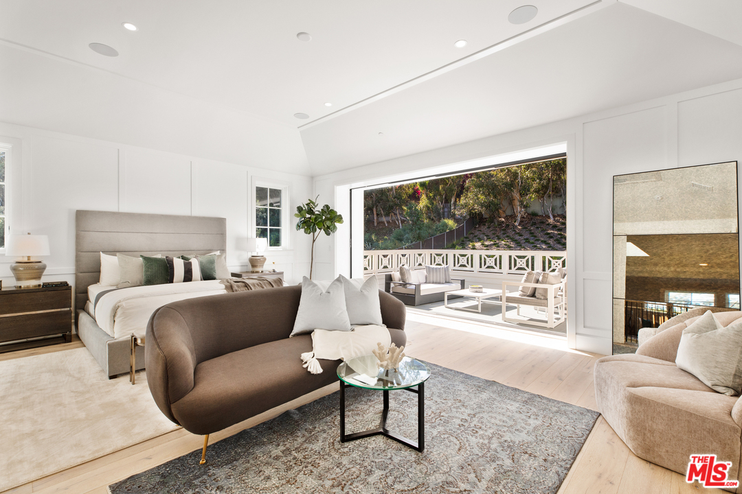 829 Greentree Road Pacific Palisades, CA 90402 - Photo 25 of 50 a living room with furniture and a flat screen tv