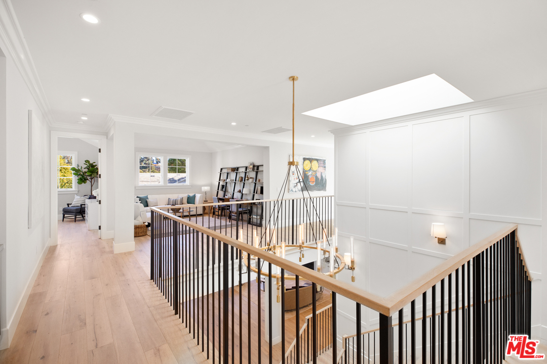 829 Greentree Road Pacific Palisades, CA 90402 - Photo 28 of 50 a view of a hallway with wooden floor and windows