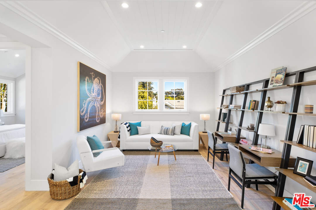 829 Greentree Road Pacific Palisades, CA 90402 - Photo 29 of 50 a living room with furniture and a book shelf