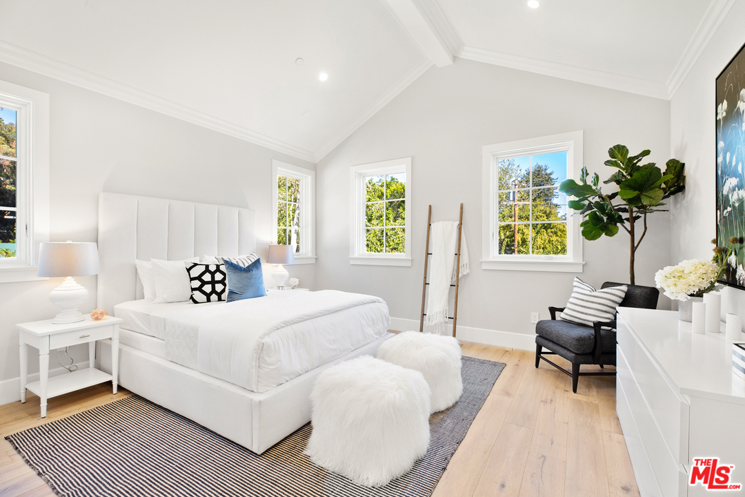 829 Greentree Road Pacific Palisades, CA 90402 - Photo 30 of 50 a bedroom with a bed and a couch