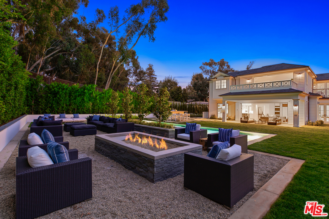 829 Greentree Road Pacific Palisades, CA 90402 - Photo 4 of 50 a view of a couches in a patio with a yard