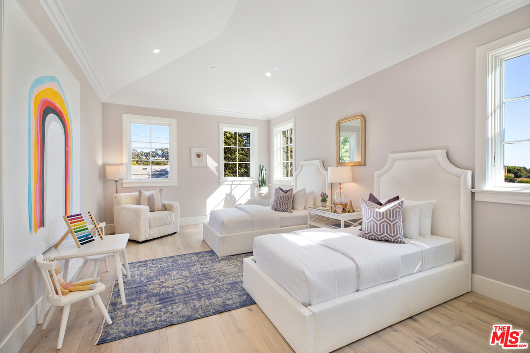 829 Greentree Road Pacific Palisades, CA 90402 - Photo 33 of 50 a bedroom with two beds and a large window