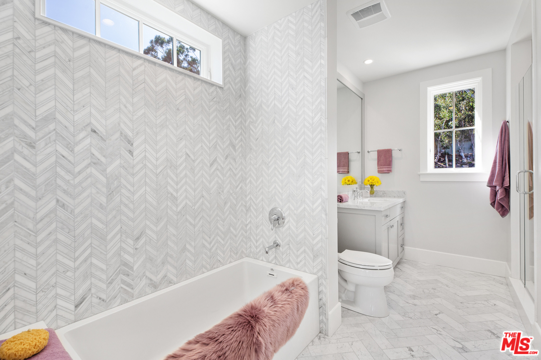 829 Greentree Road Pacific Palisades, CA 90402 - Photo 34 of 50 a bath room with a toilet and a bath tub