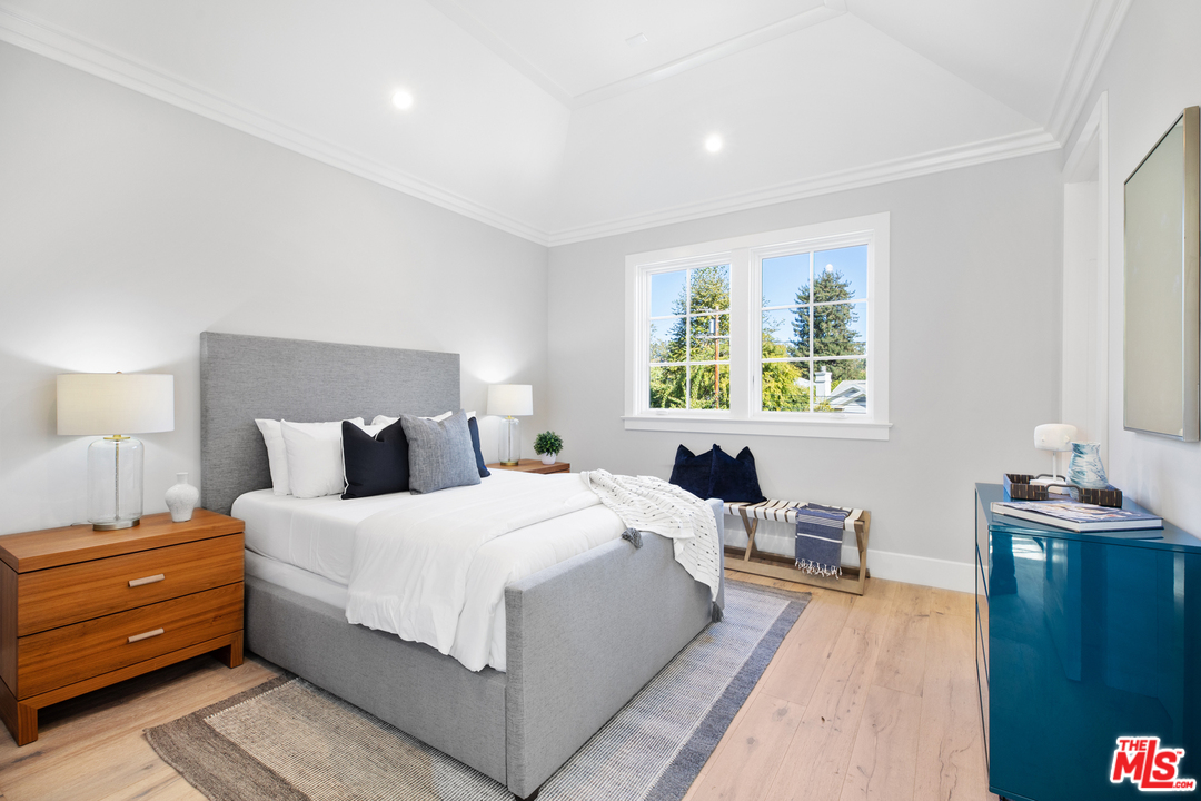 829 Greentree Road Pacific Palisades, CA 90402 - Photo 35 of 50 a bedroom with a bed and a window