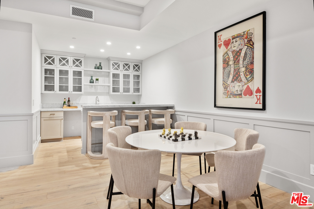829 Greentree Road Pacific Palisades, CA 90402 - Photo 41 of 50 a dining room with furniture and window
