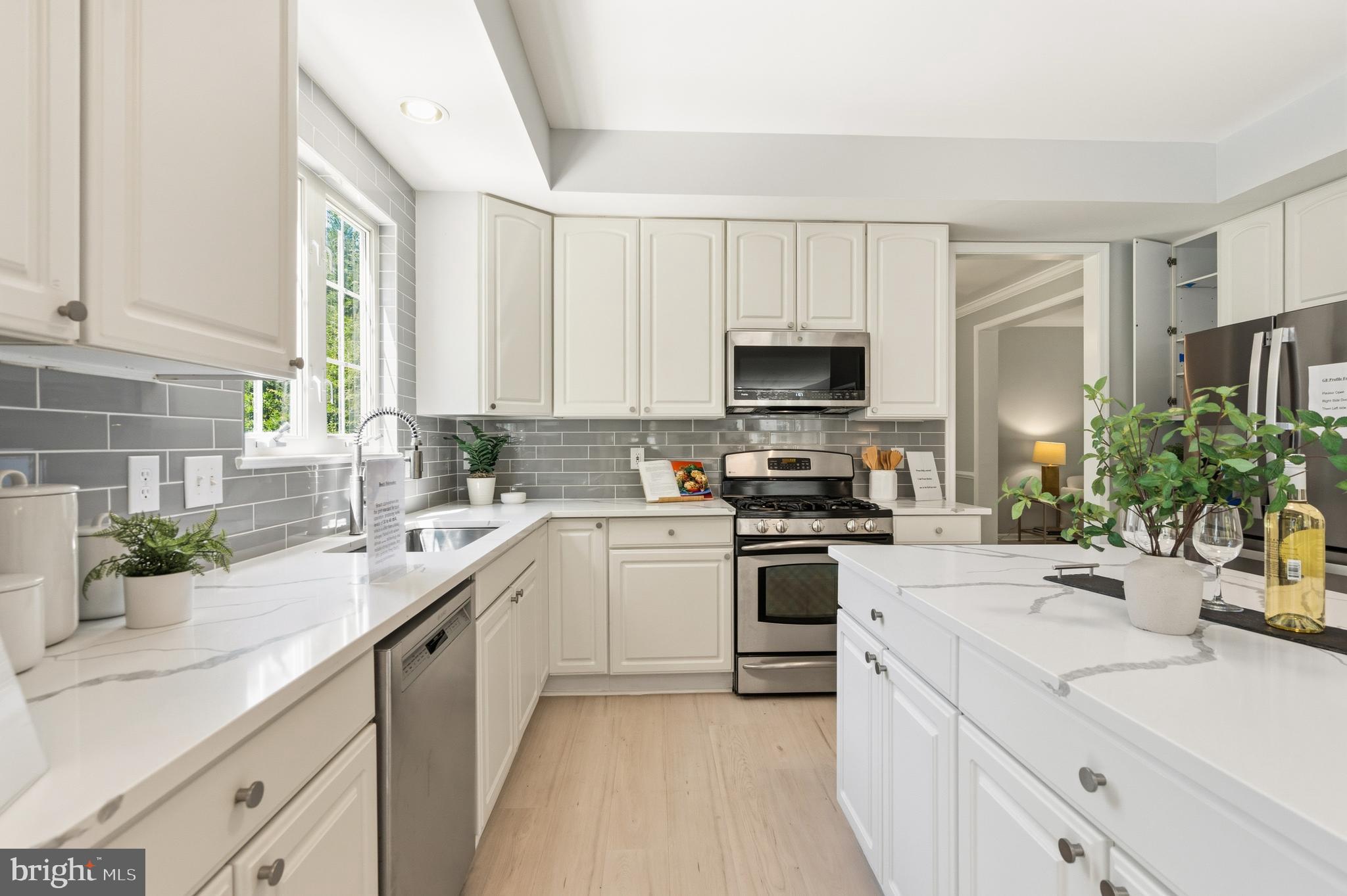 6733 Catskill Road Lorton, VA 22079 - Photo 22 of 62 Quartz Kitchen Island and Counter Top