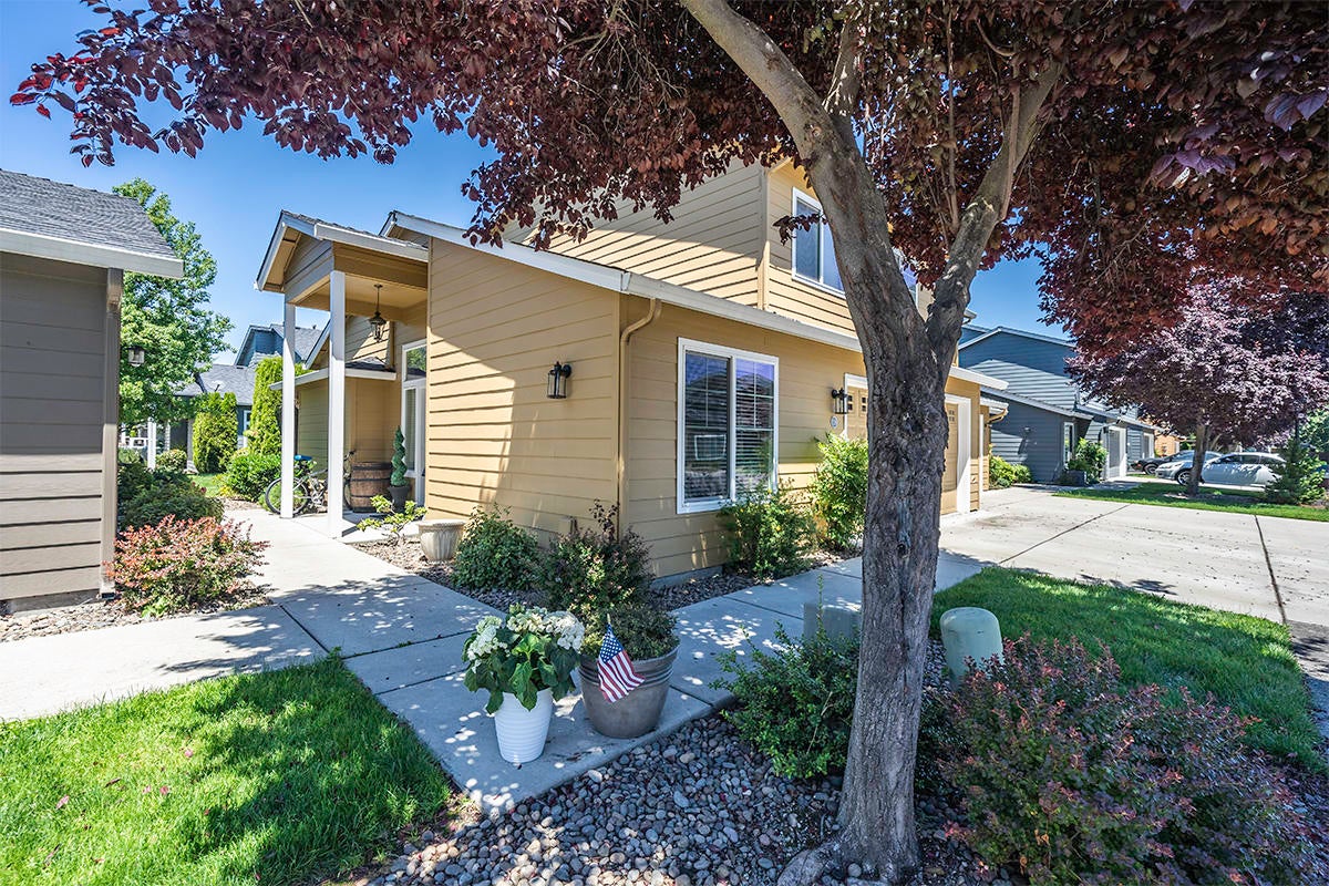 339 Live Oak Loop Central Point, OR 97502 - Photo 1 of 28 DSC07111-HDR