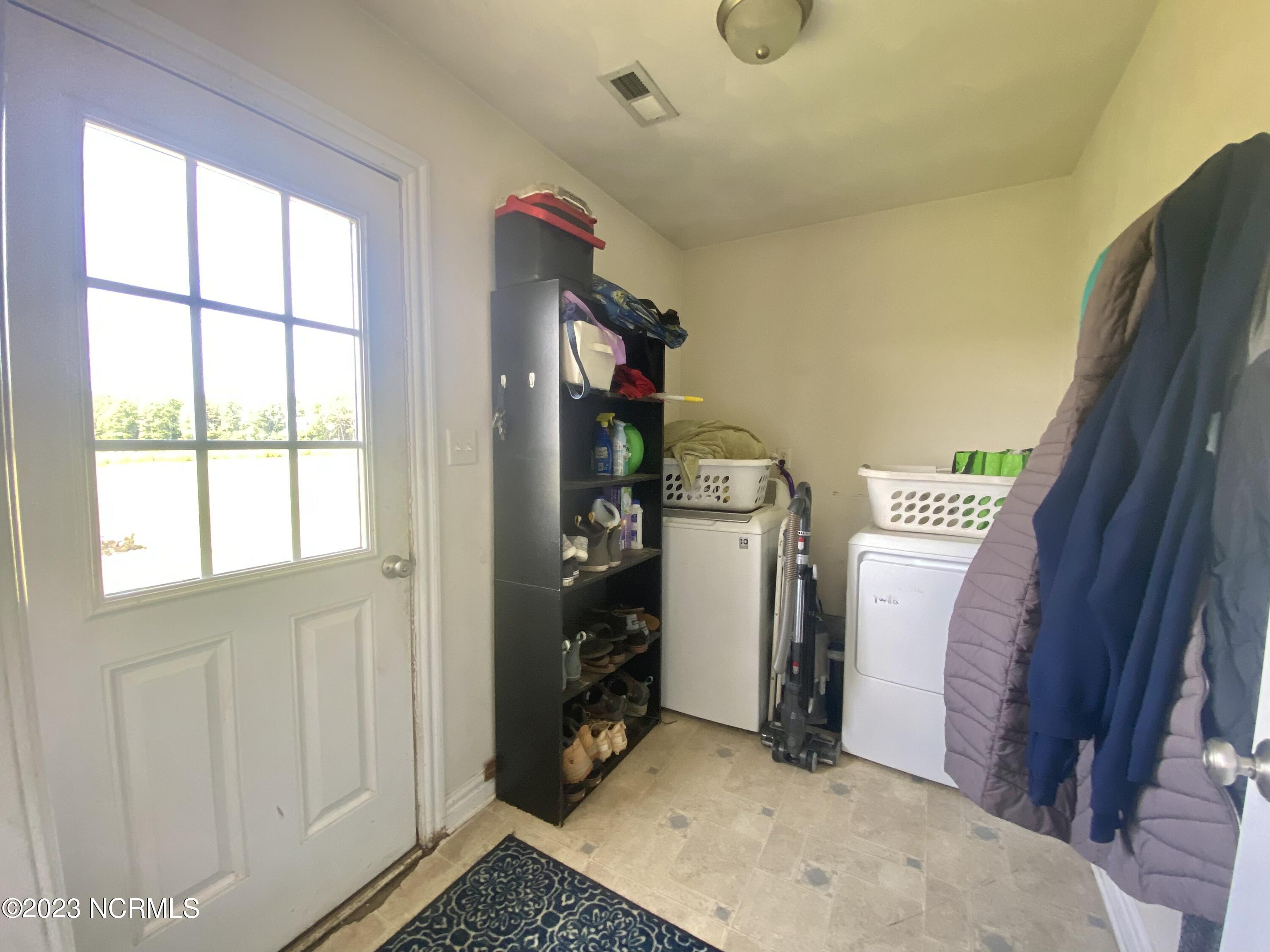 235 South Currituck Road Currituck, NC 27929 - Photo 6 of 11 Laundry room