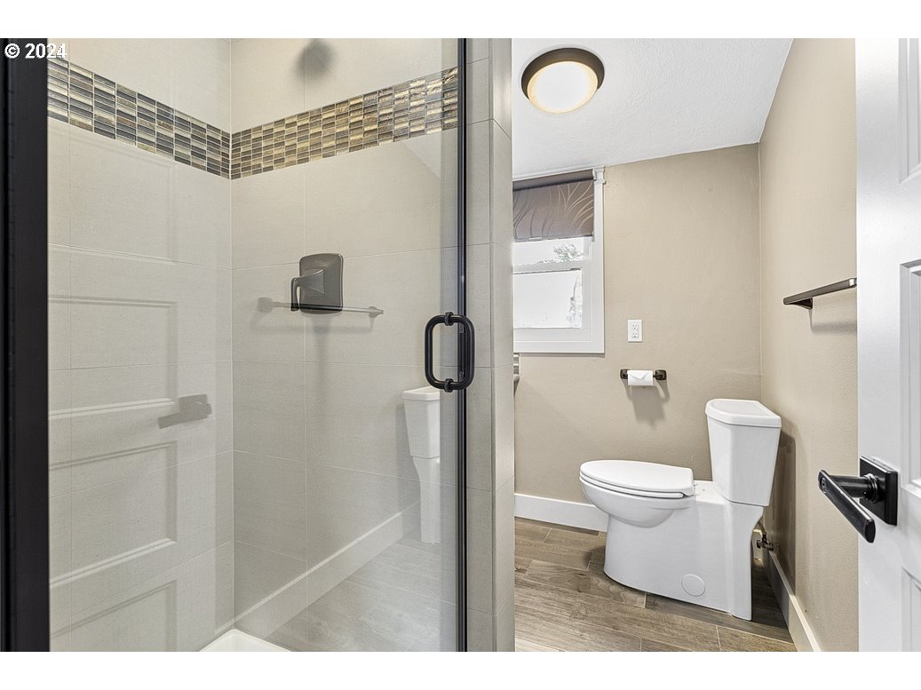 5360 Southeast Chase Road Gresham, OR 97080 - Photo 19 of 48 a bathroom with a toilet a sink and shower