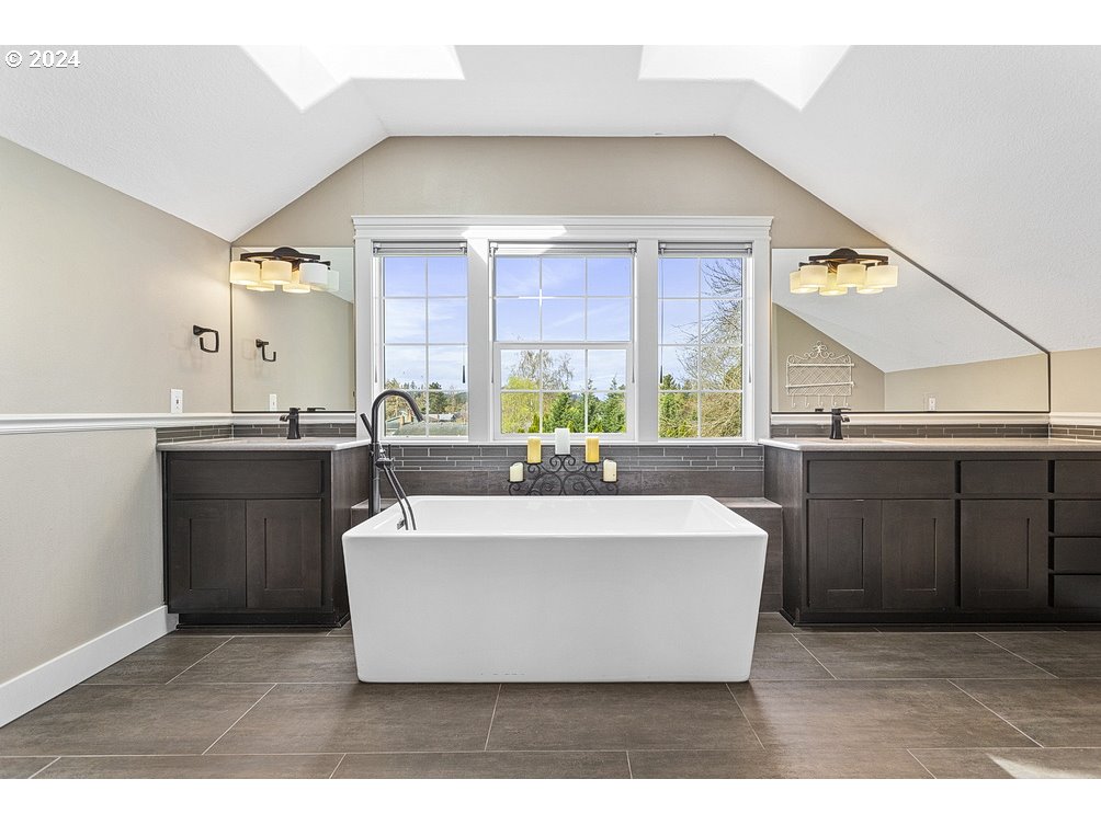 5360 Southeast Chase Road Gresham, OR 97080 - Photo 30 of 48 a spacious bathroom with a bathtub and a sink