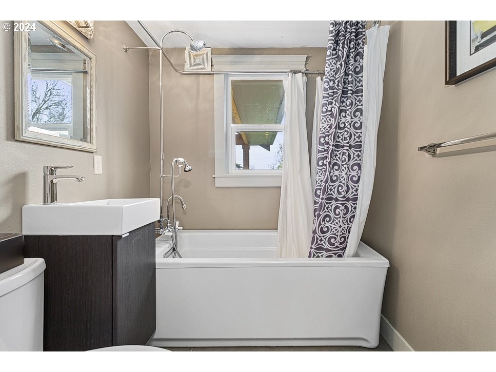 5360 Southeast Chase Road Gresham, OR 97080 - Photo 33 of 48 a bathroom with a bathtub and a sink