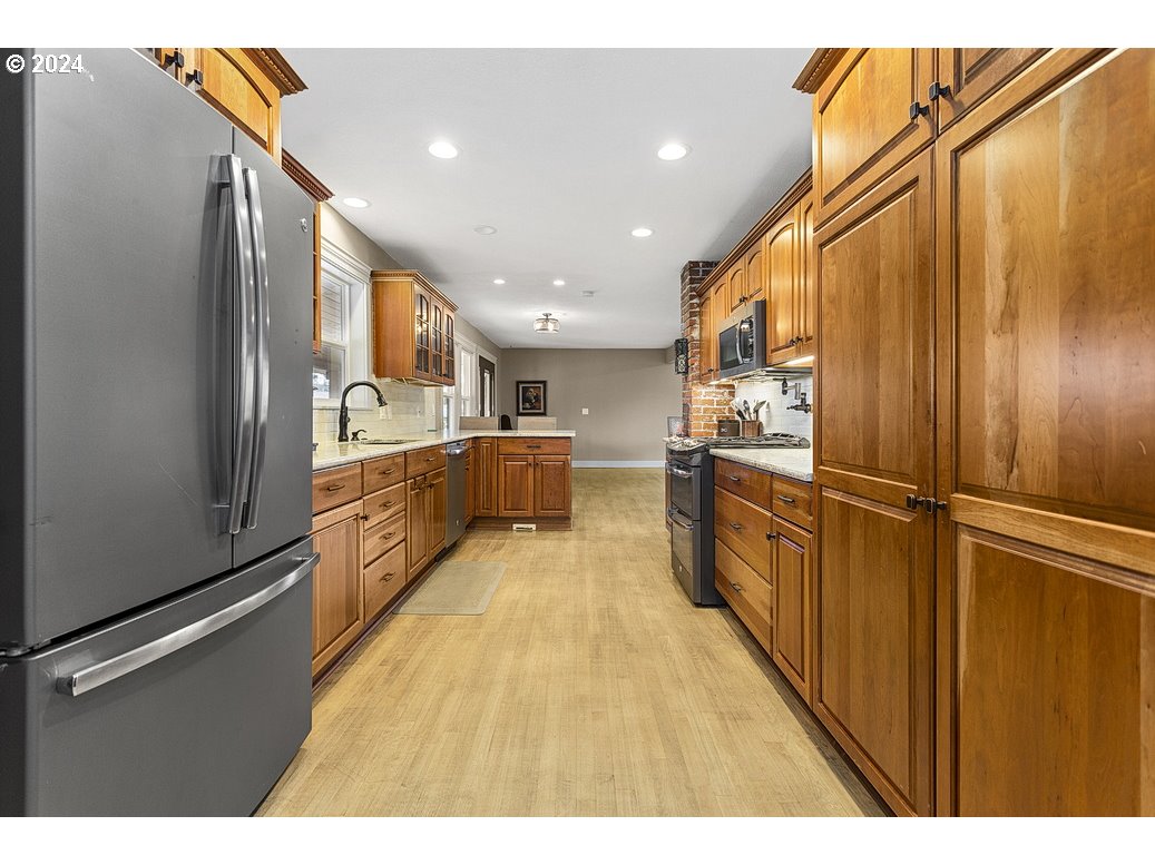 5360 Southeast Chase Road Gresham, OR 97080 - Photo 4 of 48 a view of kitchen with wooden floor