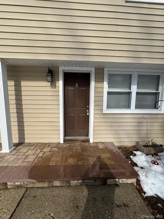 $3,000 | 1 Gilbert Avenue, Unit 6, Smithtown, NY 11787