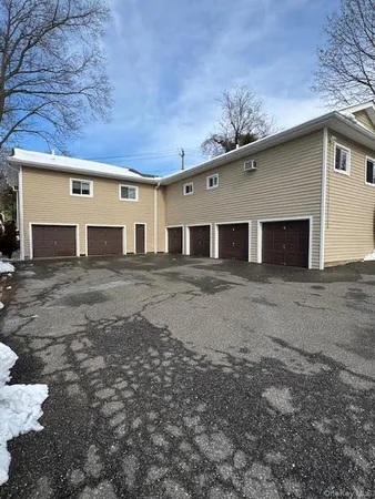 $3,000 | 1 Gilbert Avenue, Unit 6, Smithtown, NY 11787
