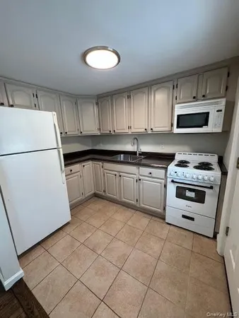 $3,000 | 1 Gilbert Avenue, Unit 6, Smithtown, NY 11787