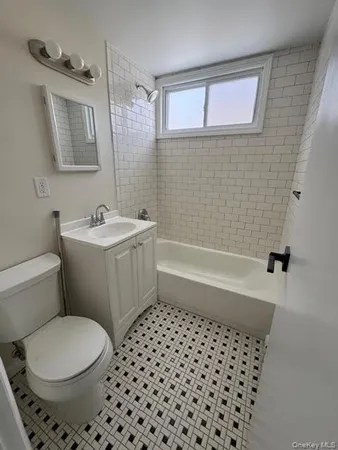 $3,000 | 1 Gilbert Avenue, Unit 6, Smithtown, NY 11787