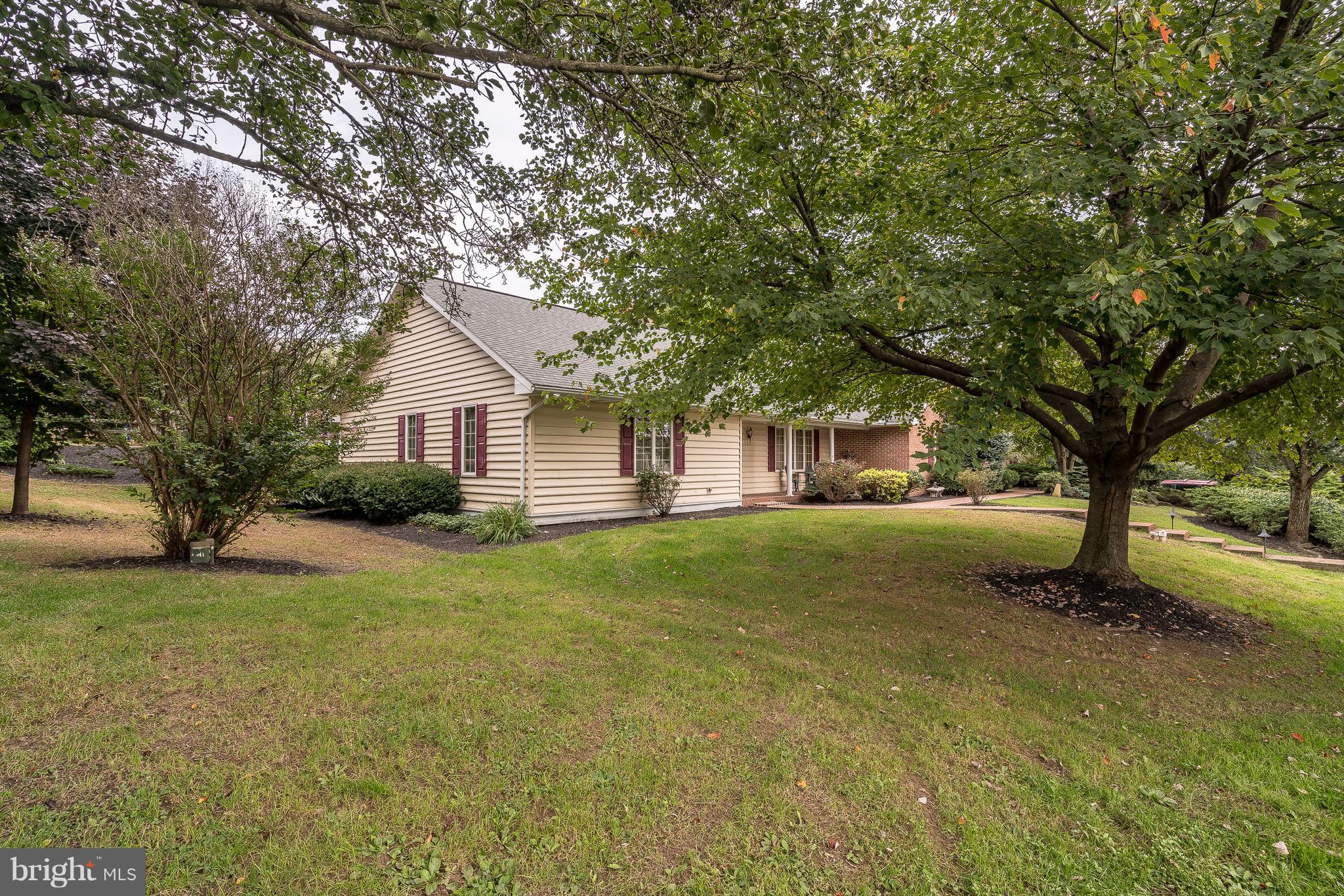 13 Countryside Lane Lititz, PA 17543 - Photo 2 of 34