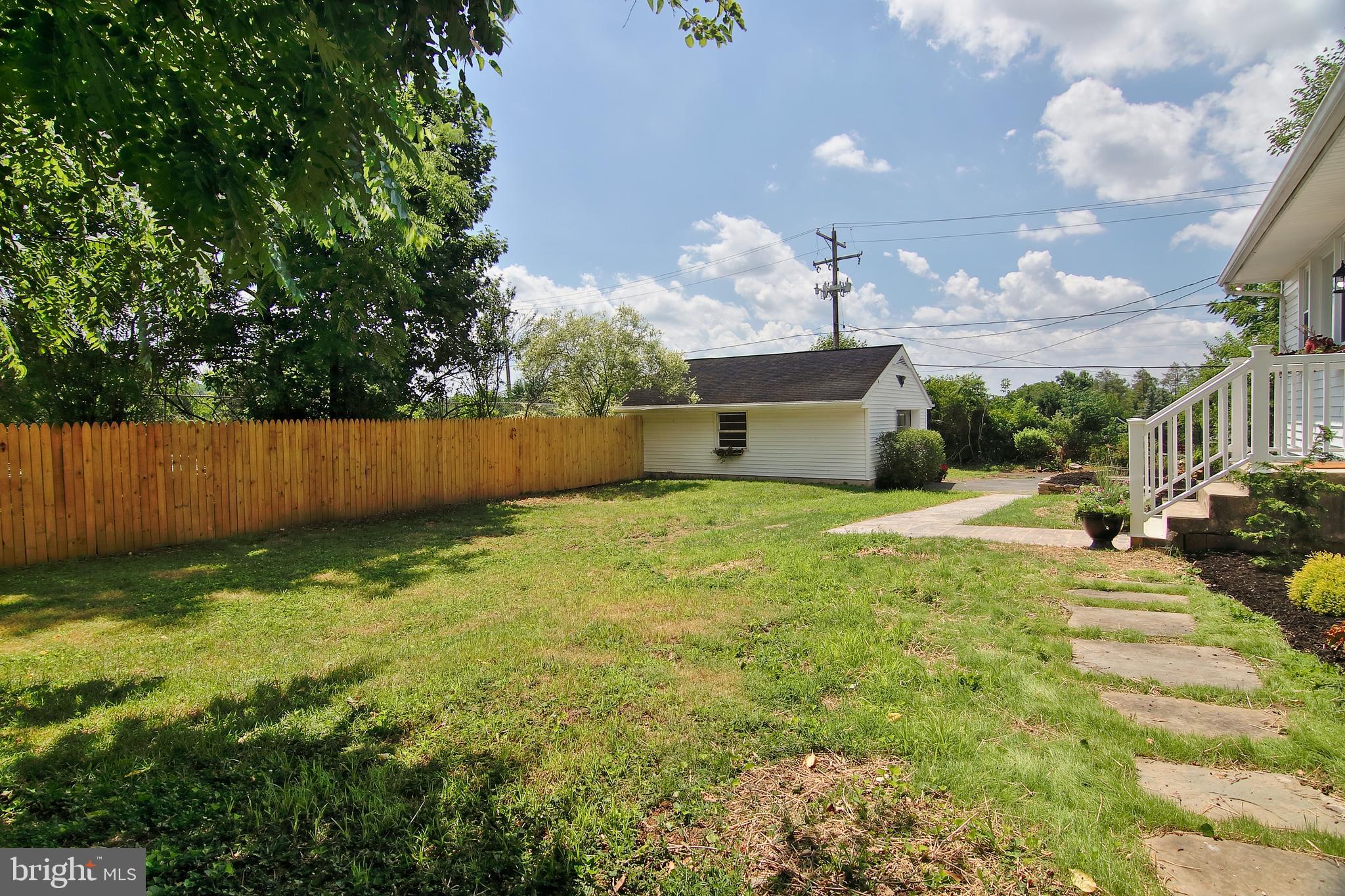 1291 Shelbourne Road Reading, PA 19606 - Photo 24 of 33 Front Yard