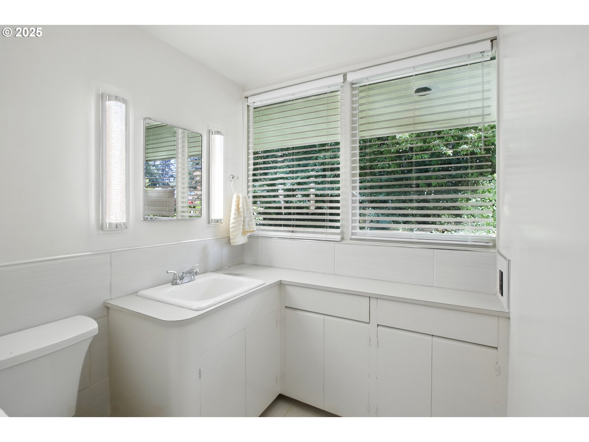 2075 Southeast Palmblad Road Gresham, OR 97080 - Photo 18 of 36 Bathroom