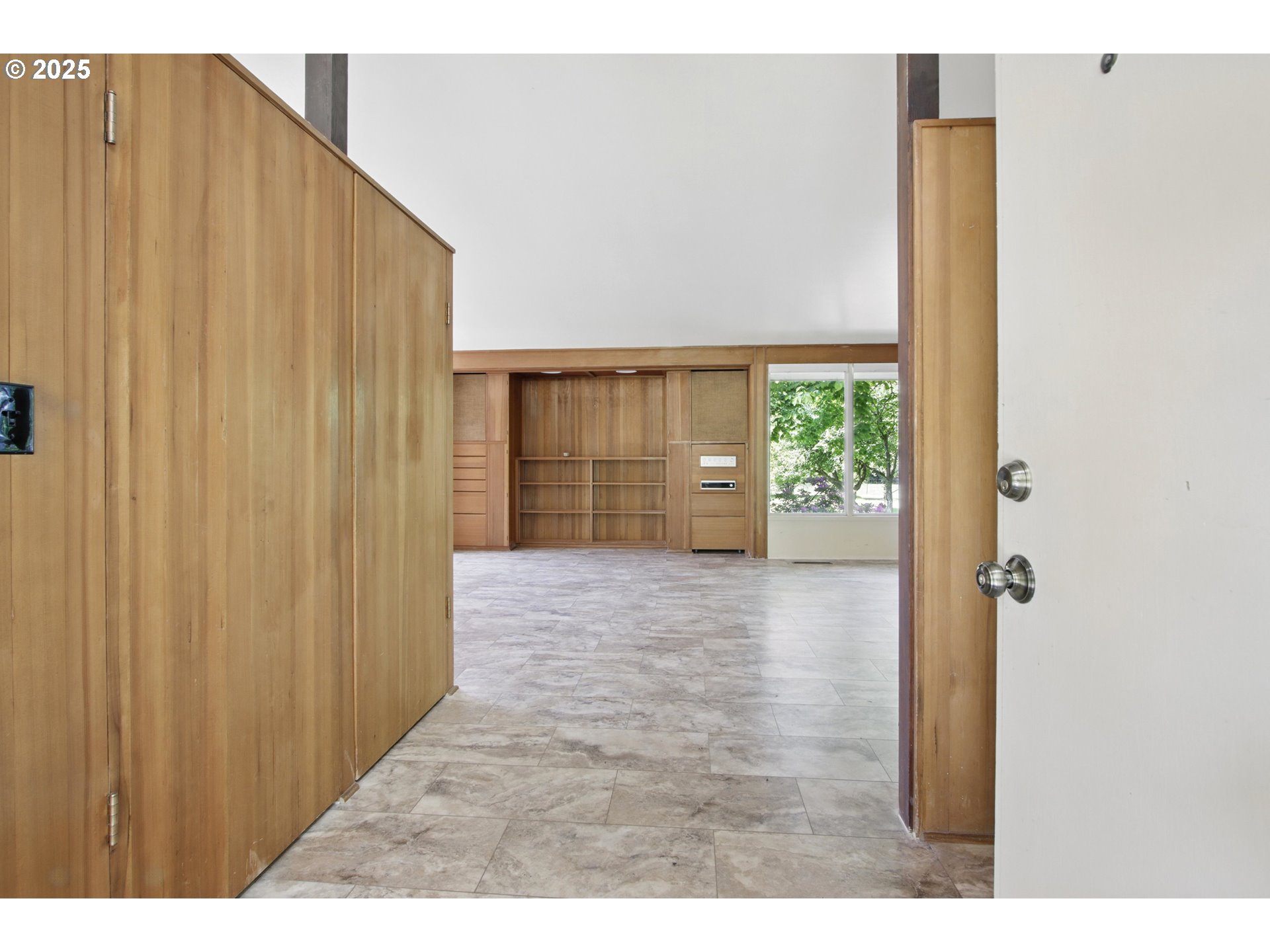 2075 Southeast Palmblad Road Gresham, OR 97080 - Photo 4 of 36 Entrance/Foyer