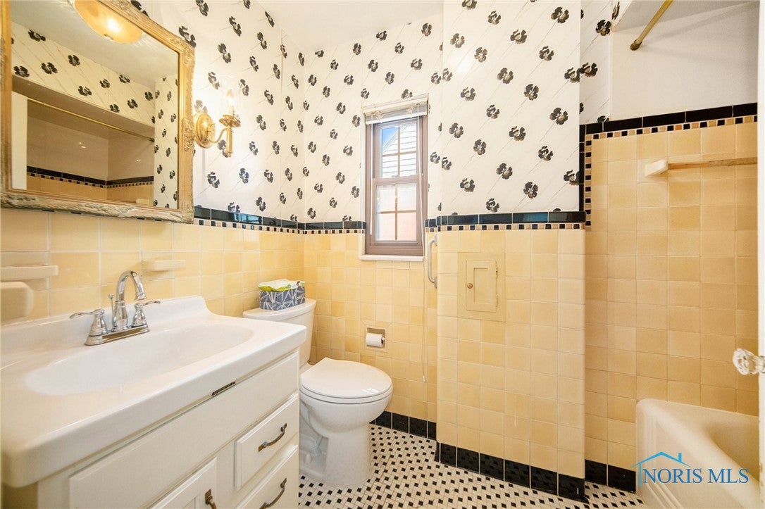 2512 Cheltenham Road Toledo, OH 43606 - Photo 20 of 26 Classic Old Orchard bathroom