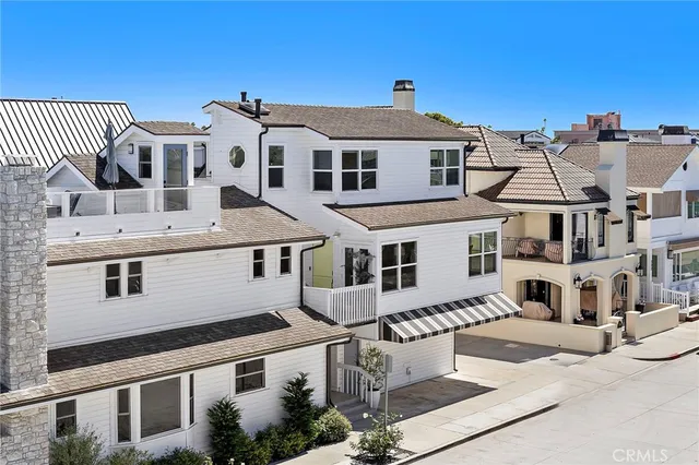 $6,900 | 207 Edgewater Place, Unit REAR, Newport Beach, CA 92661