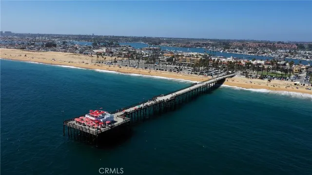 $6,900 | 207 Edgewater Place, Unit REAR, Newport Beach, CA 92661