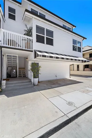 $6,900 | 207 Edgewater Place, Unit REAR, Newport Beach, CA 92661