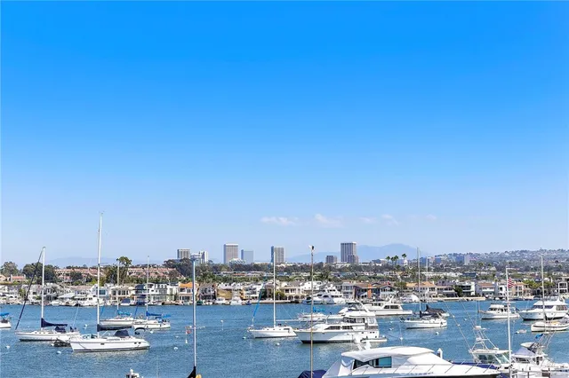 $6,900 | 207 Edgewater Place, Unit REAR, Newport Beach, CA 92661